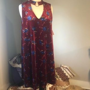 💖5/$25 NWT Beautiful velvety maroon mini with choker